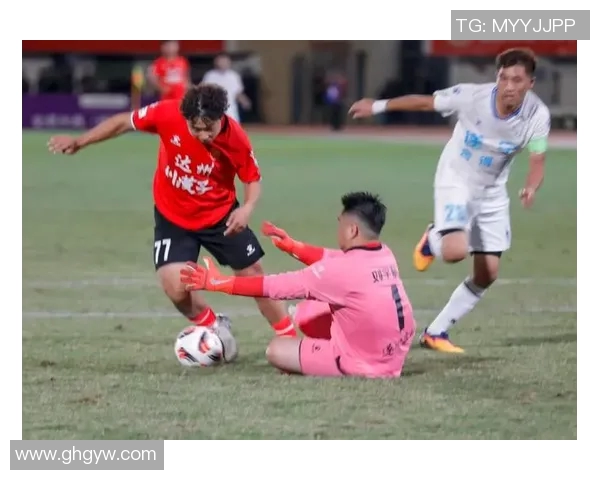 国安鲁能之战裁判组表现引发争议球迷热议判罚尺度与公正性